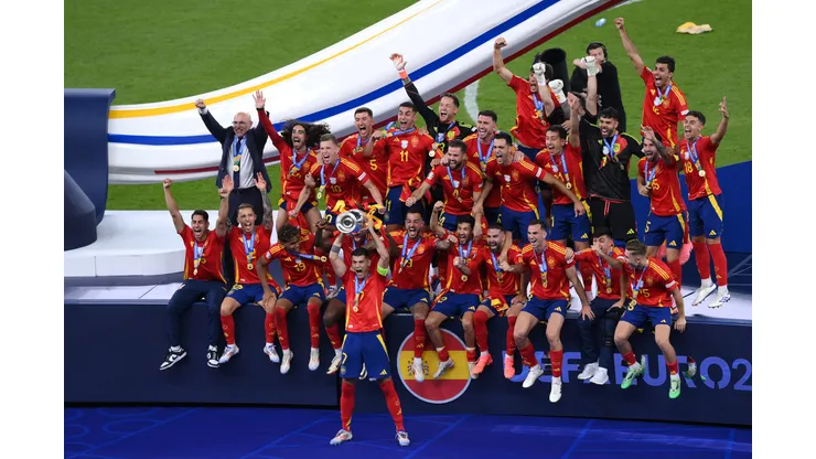 Cucurella comemorando título com seus companheiros. (Foto de Justin Setterfield/Getty Images)