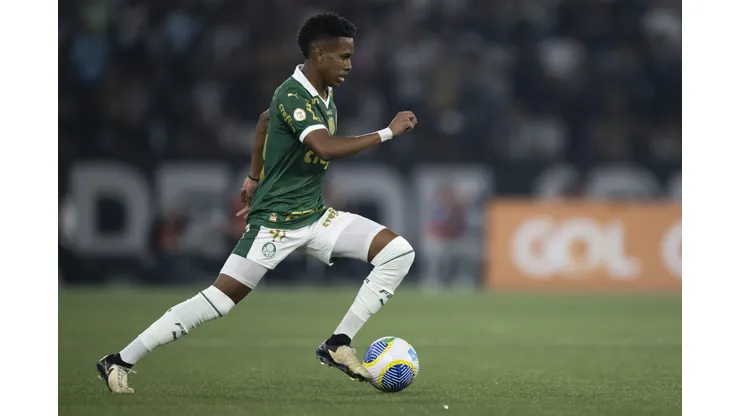 RJ - RIO DE JANEIRO - 17/07/2024 - BRASILEIRO A 2024, BOTAFOGO X PALMEIRAS - Estevao jogador do Palmeiras durante partida contra o Botafogo no estadio Engenhao pelo campeonato Brasileiro A 2024. Foto: Jorge Rodrigues/AGIF
