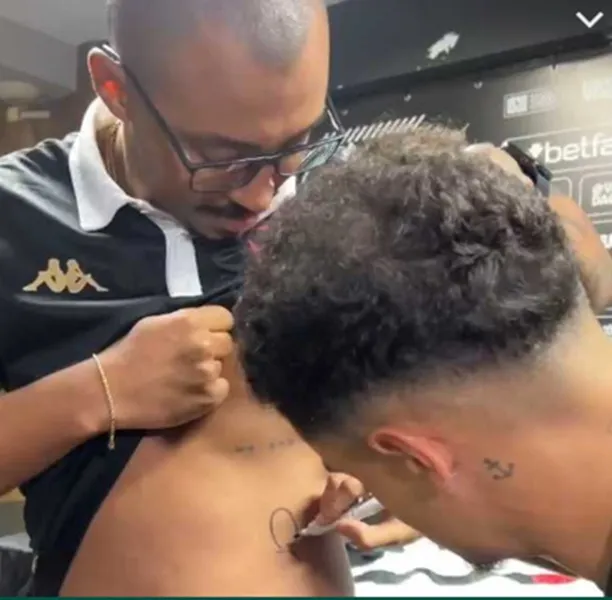 Momento em que Coutinho realiza o pedido inusitado do fã- Foto: Arquivo pessoal/Arad VidalAdal Vidal, torcedor que tatuou autógrafo de Coutinho – Foto: Arquivo pessoal