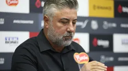 Alexandre Gallo tenta acordo por atacante no Santos