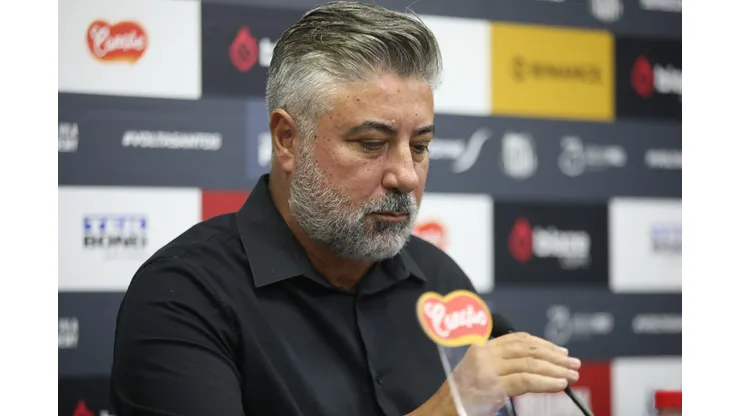 Alexandre Gallo tenta acordo por atacante no Santos