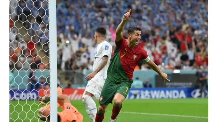 Justin Setterfield/Getty Images/ "Nenhuma força externa na bola"; Chip indica que CR7 não toca na bola em gol de Portugal.