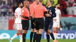 Foto: Stu Forster/Getty Images - Griezmann reclama com juiz após gol anulado