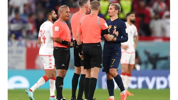 Foto: Stu Forster/Getty Images - Griezmann reclama com juiz após gol anulado