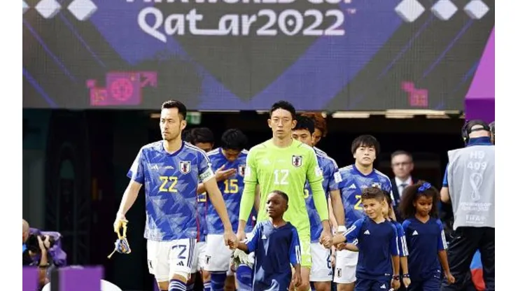 Kyodo News via Getty Images - Jogadores japoneses entrando em campo para disputar a primeira partida da Copa do Mundo no Catar
