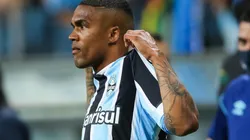 Foto: Pedro H. Tesch/AGIF - Douglas Costa: meia-atacante voltou a se manifestar sobre o Grêmio