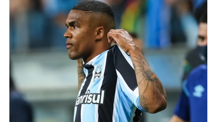 Foto: Pedro H. Tesch/AGIF - Douglas Costa: meia-atacante voltou a se manifestar sobre o Grêmio