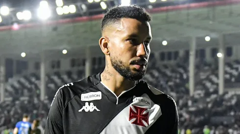 Jair entrega principal escolha para assinar com o Vasco