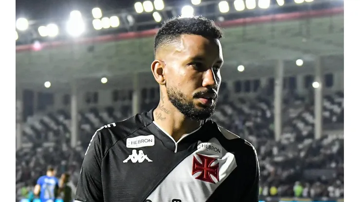 Jair entrega principal escolha para assinar com o Vasco
