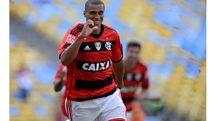 Welinton foi revelado no Flamengo e atuou com Ronaldinho - Foto: Divulgação/Site oficial do Flamengo