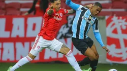 Pedro H. Tesch/AGIF - Saravia e Douglas Costa no Grenal em 2021