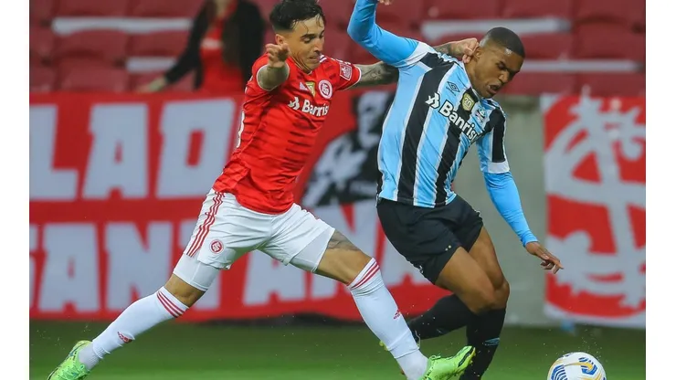 Pedro H. Tesch/AGIF - Saravia e Douglas Costa no Grenal em 2021