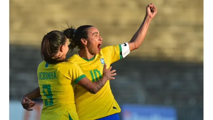 Josemar Gonçalves/AGIF - Marta, a maior jogadora brasileira do futebol feminino comemorando gol pela Seleção Brasileira