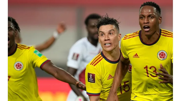 Foto: Martin Mejia - Pool/Getty Images - Matheus Uribe (no meio) está na mira do Flamengo para 2023