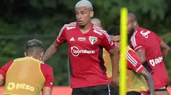 Marcos Paulo com a camisa do São Paulo - Foto: Rubens Chiri/São Paulo FC