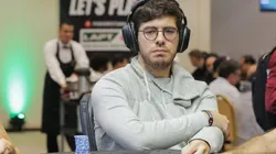 Thiago Crema utiliza fones de ouvido durante torneio (Foto: Divulgação/LAPT)