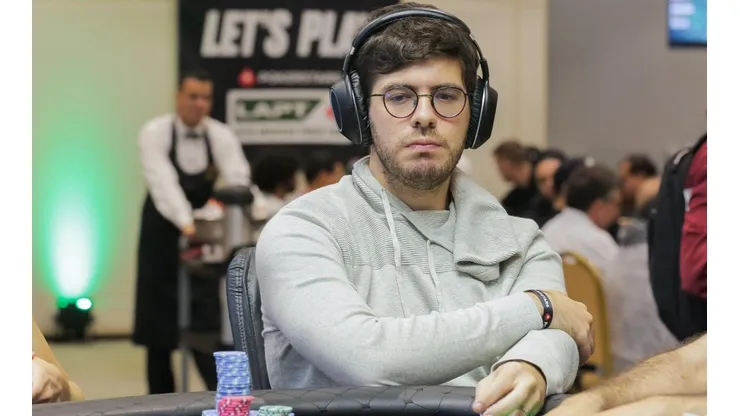 Thiago Crema utiliza fones de ouvido durante torneio (Foto: Divulgação/LAPT)