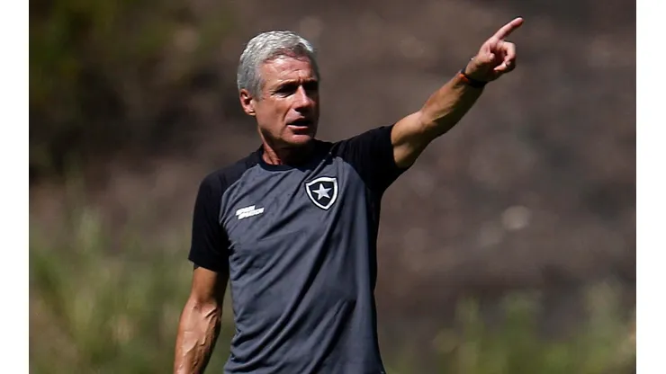 Foto: (Vitor Silva/Botafogo) - Luís Castro exaltou Tiquinho Soares no Botafogo