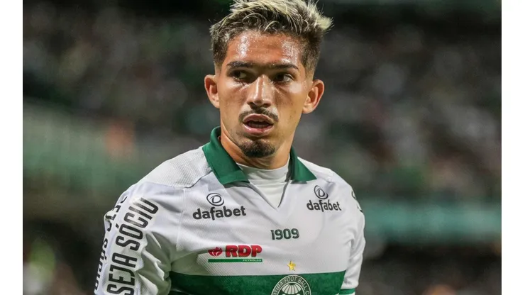 Foto: Robson Mafra/AGIF - Andrey: deve voltar a ser titular do Coritiba