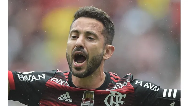 - Everton Ribeiro