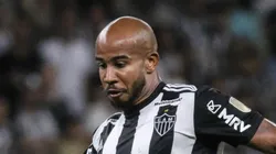 Agif/Fernando Moreno - Patrick dá invertida em repórter