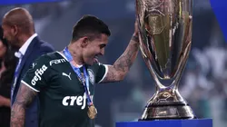 Foto: Ettore Chiereguini/AGIF - Dudu com a taça do Campeonato Paulista