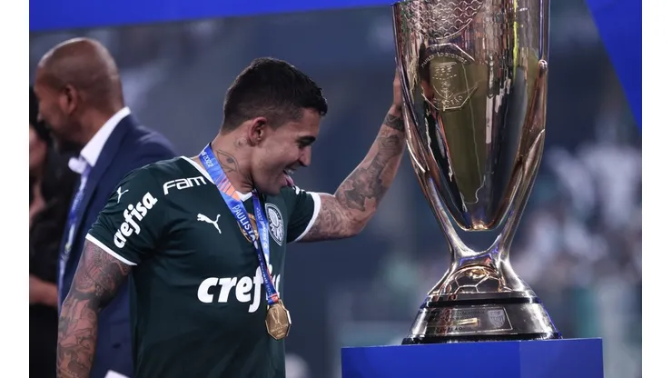 Foto: Ettore Chiereguini/AGIF - Dudu com a taça do Campeonato Paulista