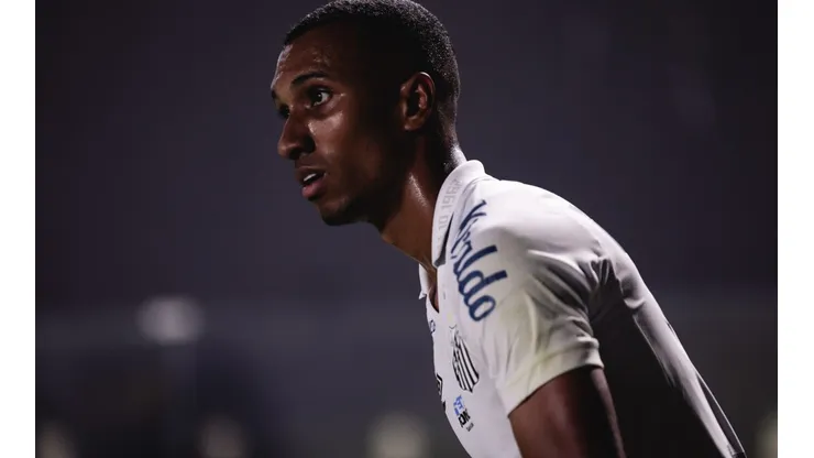 Foto: Ettore Chiereguini/AGIF - Lucas Braga tem contrato válido no Peixe até 2026