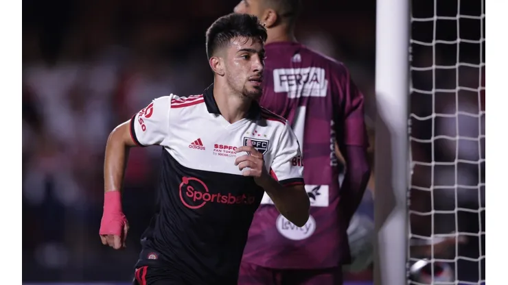 Pedrinho com a camisa do São Paulo - Foto: Ettore Chiereguini/AGIF