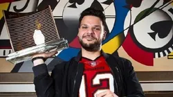 Michael Rossitto faturou um troféu que reproduz o Cassino Wynn (Foto: Reprodução instagram oficial Wynn Poker @wynnpoker)