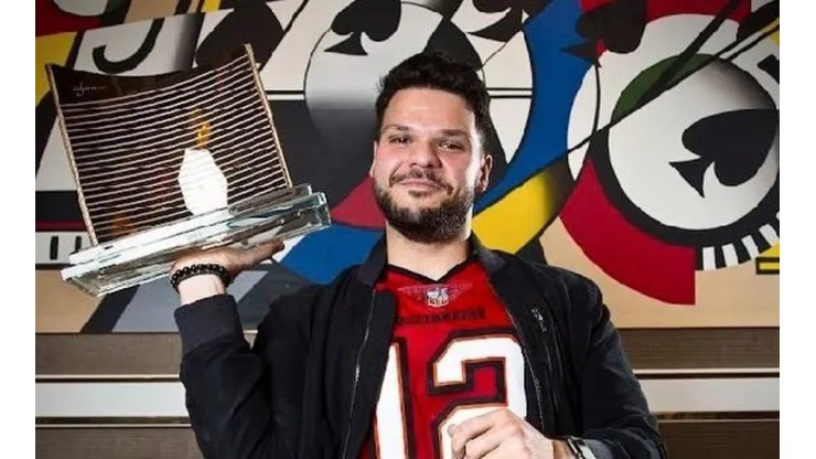 Michael Rossitto faturou um troféu que reproduz o Cassino Wynn (Foto: Reprodução instagram oficial Wynn Poker @wynnpoker)