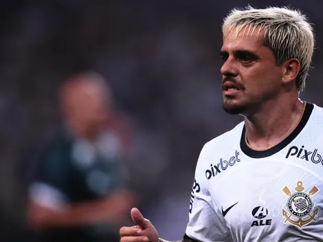 Fágner ouve palavras de companheiros após ser apontado como ‘vilão’ no Corinthians