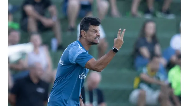Foto: Liamara Polli / Grêmio FBPA - Alexandre Mendes comandou o time na beira do campo.