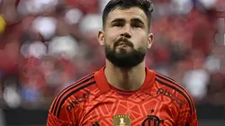 Matheus Cunha, goleiro do Flamengo, na partida contra o Botafogo — Foto: Mateus Bonomi/AGIF