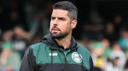 Foto: Robson Mafra/AGIF - António Oliveira já dirigiu o Athletico na carreira.