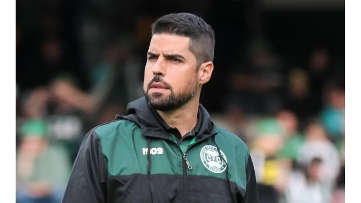 Foto: Robson Mafra/AGIF - António Oliveira já dirigiu o Athletico na carreira.