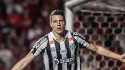 Furch comemorando o gol contra o Colorado. Foto: Raul Baretta/ Santos FC.