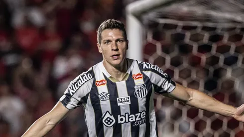 Furch comemorando o gol contra o Colorado. Foto: Raul Baretta/ Santos FC.