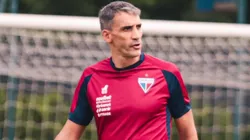 Foto: (Leonardo Moreira/FEC) - Vojvoda comandou a última atividade de preparação do Fortaleza nesta terça (21)