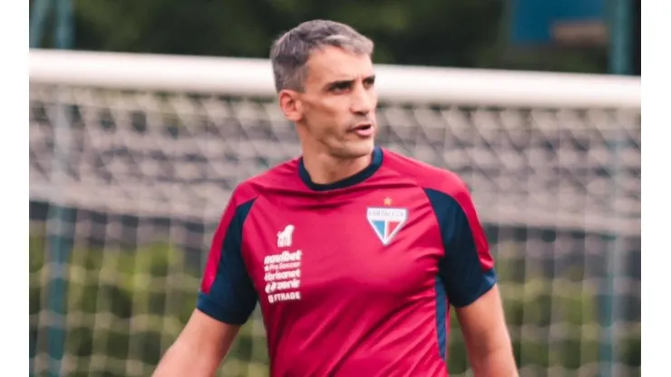 Foto: (Leonardo Moreira/FEC) - Vojvoda comandou a última atividade de preparação do Fortaleza nesta terça (21)
