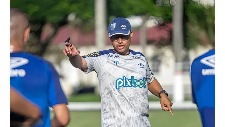 Alex comanda treino no Avaí — Foto: Leandro Boeira/Avaí FC