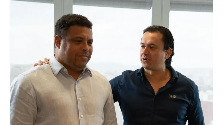 Sergio Rodrigues e Ronaldo se tornam alvo de torcedores em protestos contra a SAF