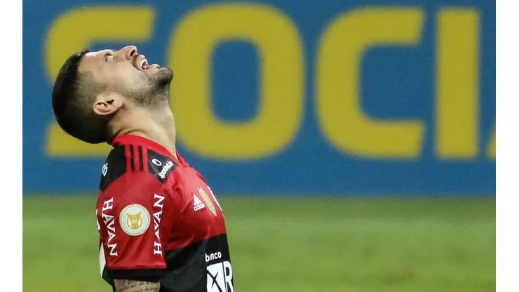Foto: Fernando Moreno/AGIF - Arrascaeta sentiu lesão muscular e saiu do clássico contra o Vasco; Pablo sequer foi a campo