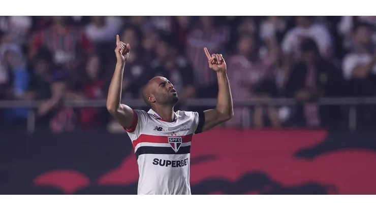 Lucas jogador do São Paulo comemorando seu gol contra o Gremio no estadio Morumbi