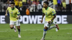Savinho comemorando gol pela Seleção Brasileira. (Foto de Kevork Djansezian/Getty Images)