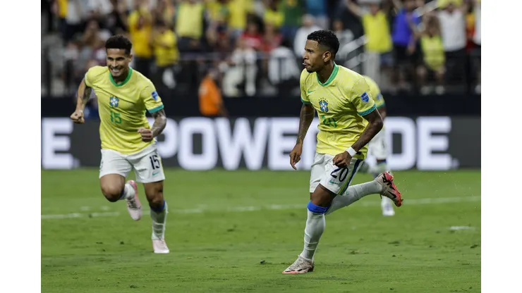 Savinho comemorando gol pela Seleção Brasileira. (Foto de Kevork Djansezian/Getty Images)