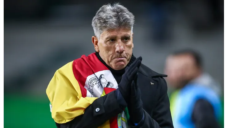 Renato Portaluppi com a bandeira do Rio Grande do Sul. 2024 é um ano de superação no Imortal