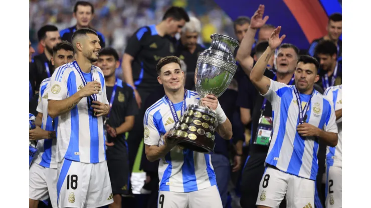 Julian Alvarez da Argentina segurando taça da Copa América. (Foto de Buda Mendes/Getty Images)