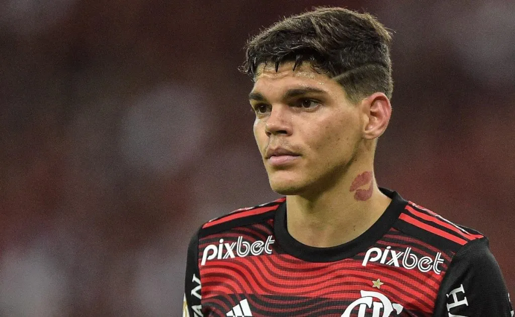 Ayrton Lucas com a camisa do Flamengo – Foto: Thiago Ribeiro/AGIF