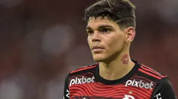 Ayrton Lucas com a camisa do Flamengo - Foto: Thiago Ribeiro/AGIF